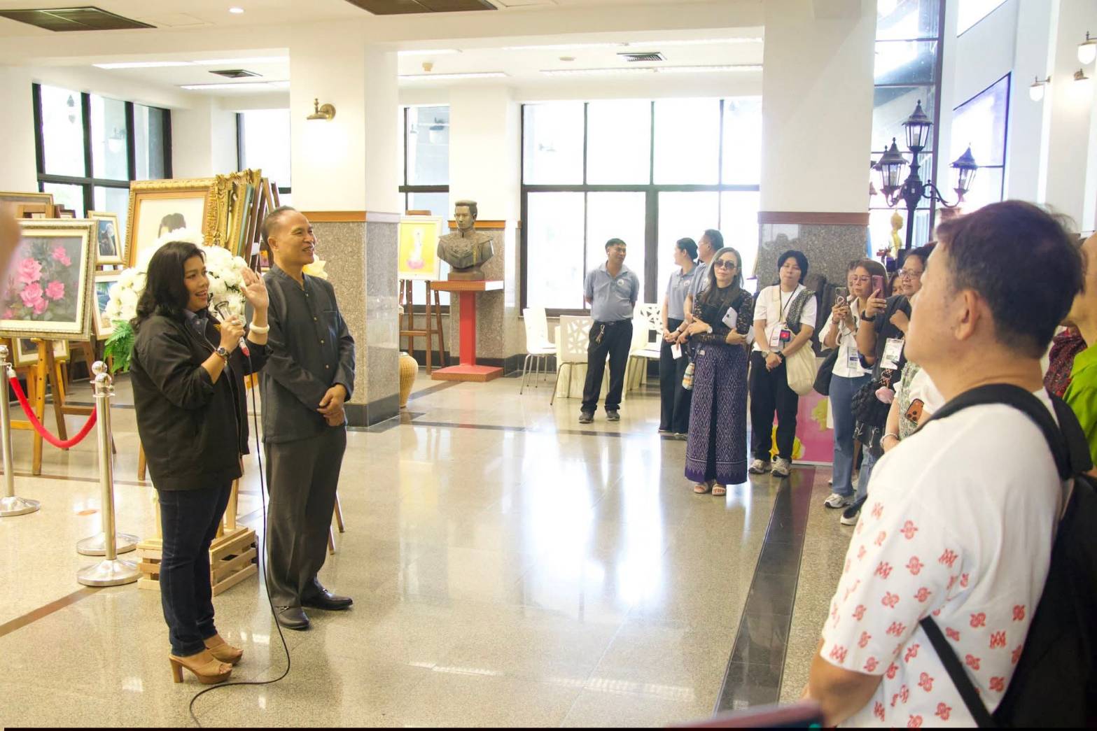 title - ผอ.ศพส. ห้การต้อนรับ คณะผู้บริหาร พนักงาน และสื่อมวลชน จาก บริษัท ทิพยประกันภัย จำกัด (มหาชน) พร้อมนำคณะเข้าเยี่ยมชมนิทรรศการสืบสาน สายธาร สร้างงาน หัตถศิลป์ ณ ศูนย์ส่งเสริมและพัฒนาอาชีพเสริมนอกภาคการเกษตร (ศูนย์ศิลปาชีพ บางไทรฯ (เดิม)) 